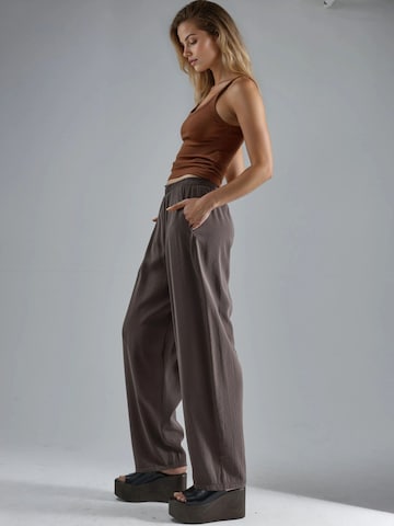 Busem Barrel Trousers in Brown
