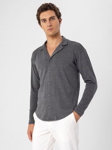 Coupe regular Chemise Antioch en gris : devant