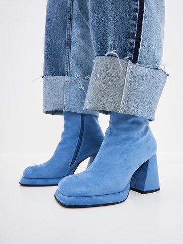 CESARE GASPARI Ankle Boots in Blue: front