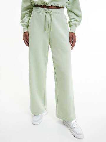 Calvin Klein Jeans Loosefit Broek in Groen: voorkant
