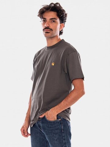 Maglietta 'S/S CHASE T-SHIRT SHUNGITE / GOLD' di Carhartt WIP in grigio: frontale