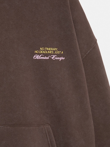 Pull&Bear Majica 'PACIFIC HOLIDAYS' | rjava barva