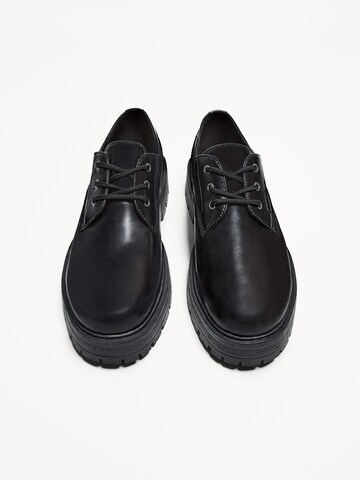 Bershka Schnürschuh in Schwarz