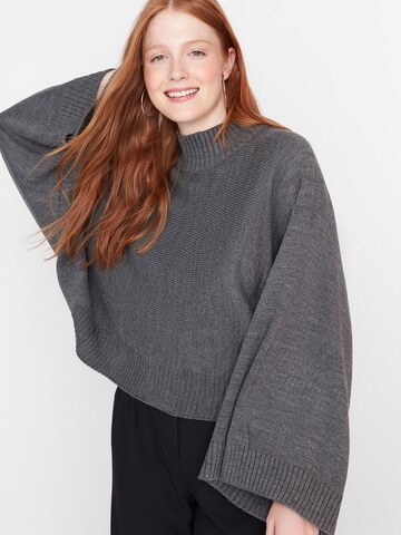 Pull-over Trendyol en gris : devant