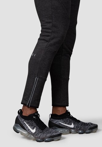 Skinny Pantaloni sportivi di MOROTAI in grigio