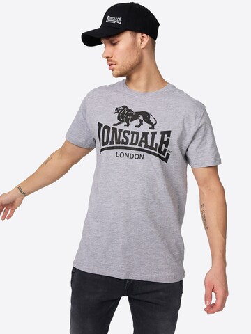 LONSDALE Μπλουζάκι σε γκρι: μπροστά