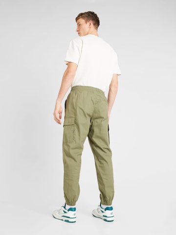 Effilé Pantalon cargo new balance en vert