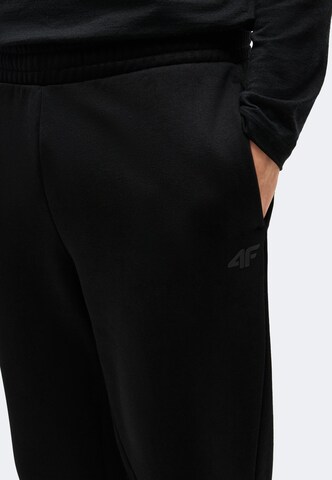 Tapered Pantaloni sport de la 4F pe negru