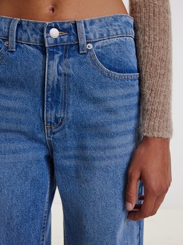 EDITED Loosefit Jeans 'Avery' i blå