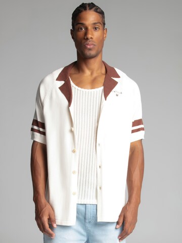 Coupe regular Chemise 'Retro Resort' SikSilk en beige : devant