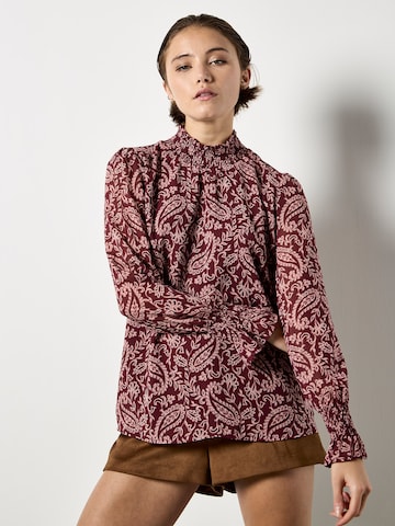 Apricot Paisley Print Top ' ' in Rot: Vorderseite
