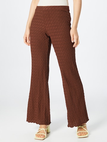 Bootcut Pantalon Monki en marron : devant