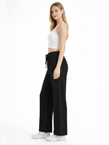 Wide Leg Pantalon 'FLORYN – Palazzohose Crinkle' fashionshowcase en noir