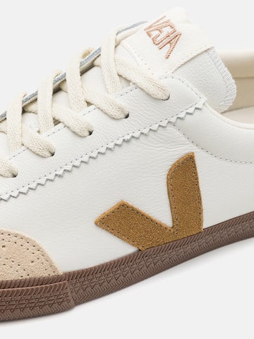Veja Låg sneaker 'Volley' i vit