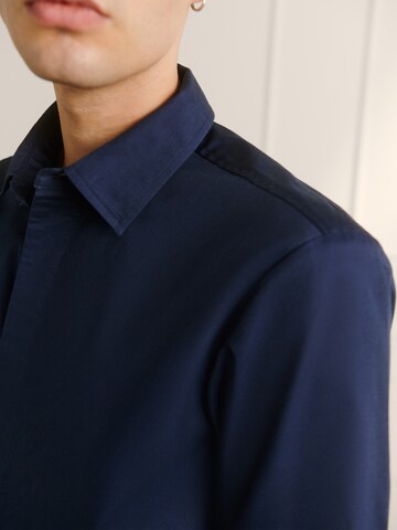 Guido Maria Kretschmer Men - Ajuste regular Camisa 'Fernando' en azul