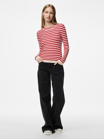 Pull-over 'PCCrista' PIECES en rouge