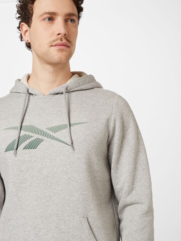 Reebok - Sweatshirt de desporto em cinzento