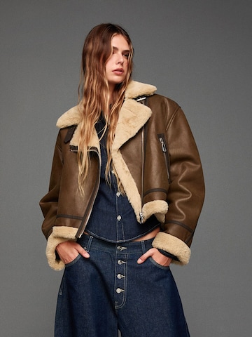 Bershka Kurtka zimowa w kolorze brązowy: przód
