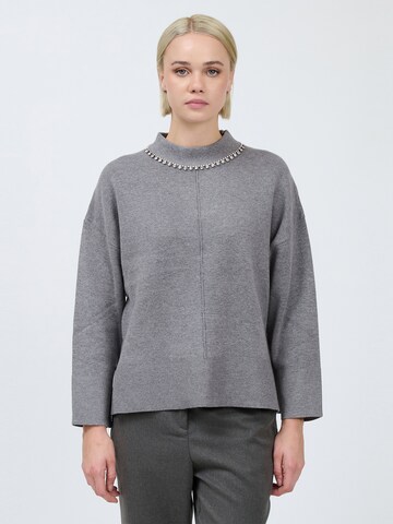 Influencer Sweater in Grey: front
