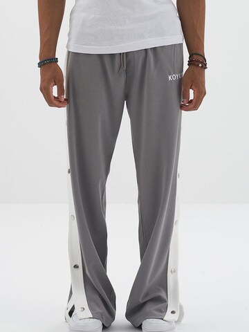 Koyumi Regular Sportbroek 'Druckknöpfen  mit weißen Streifen' in Grijs