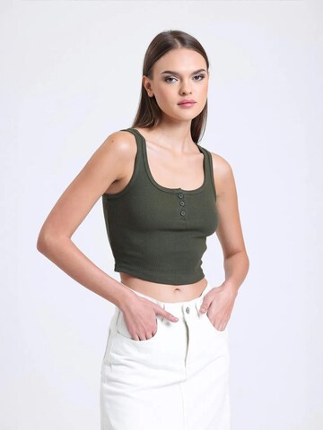 Hiccup Top in Green: front