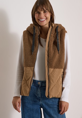 CECIL Vest in Brown: front