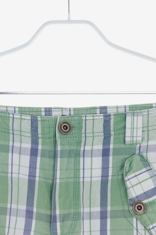 UNBEKANNT Shorts in 33 in Green: front