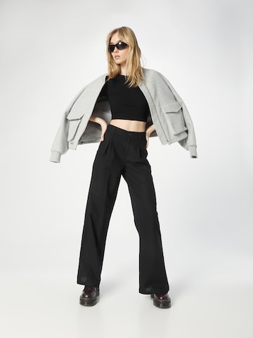 Urban Classics Wide Leg Plissert bukse i svart