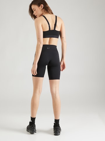 NIKE Skinny Sportshorts in Schwarz