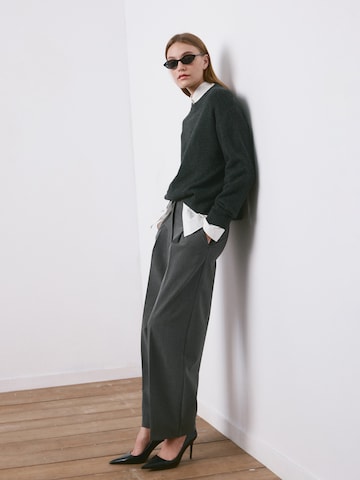 MANGO Regular Laskoshousut värissä harmaa