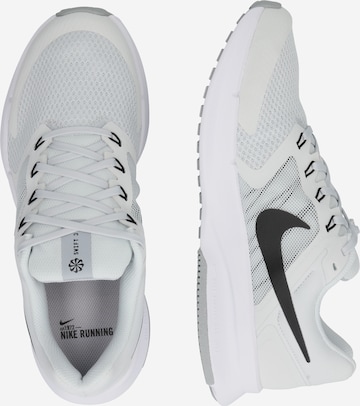 pelēks NIKE Skriešanas apavi