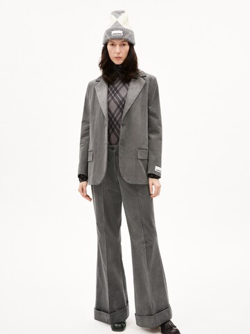 ARMEDANGELS Regular Broek ' XELAA CORDUROY ' in Zwart