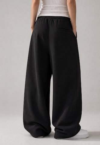 Vertere Berlin Loose fit Trousers in Black: back