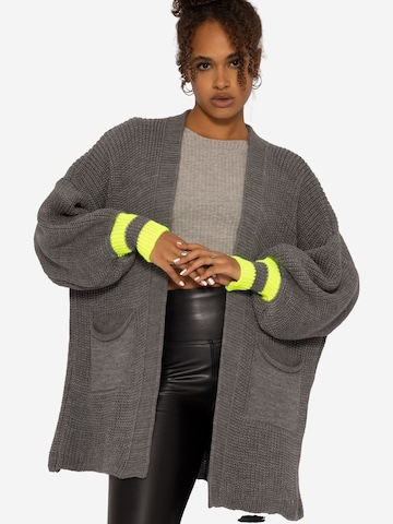 SASSYCLASSY Strickjacke in Grau: Vorderseite