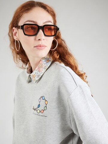 MUSTANG Sweatshirt 'LINDSEY' in Grau