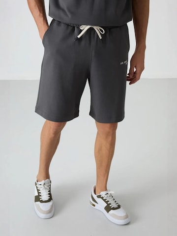 Tommy Life - Fato de desporto em cinzento