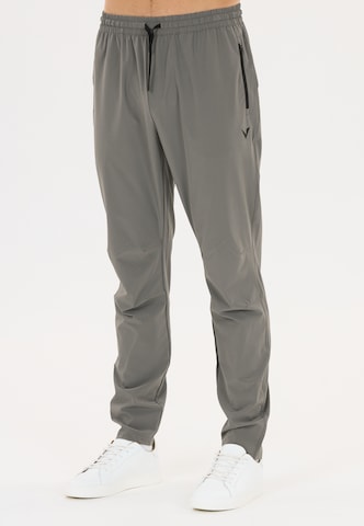 Virtus Tapered Sportbroek 'Benan V2' in Grijs: voorkant