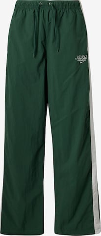 Loosefit Pantalon 'Club' Nike Sportswear en vert : devant
