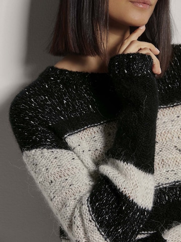 MADELEINE Pullover in Schwarz