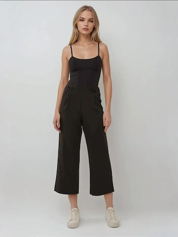 Wide leg Pantaloni con pieghe di Hiccup in nero