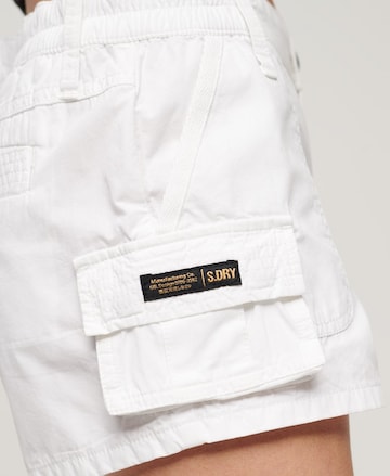Regular Pantalon cargo Superdry en blanc