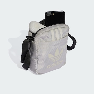 ADIDAS ORIGINALS - Mala de ombro em cinzento