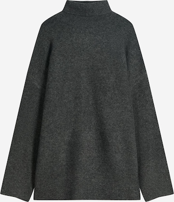 Pulover de la Bershka pe gri: față