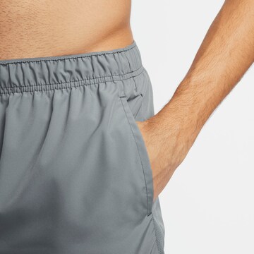 NIKE Regular Sportshorts in Grau