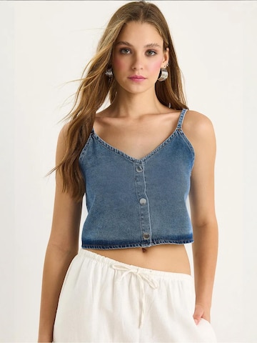 Bianco Lucci Top in Blue: front