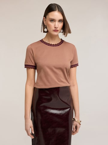 MOTIVI - Camiseta en marrón: frente