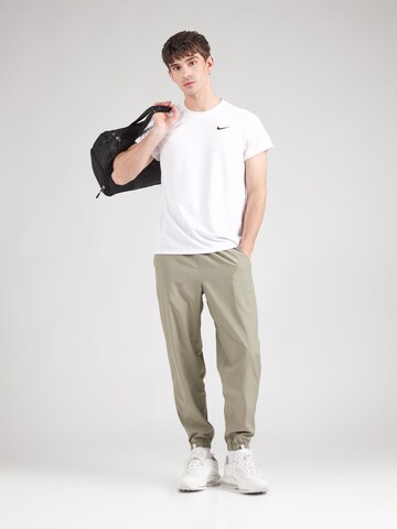 Tapered Pantaloni sportivi 'Form' di NIKE in verde