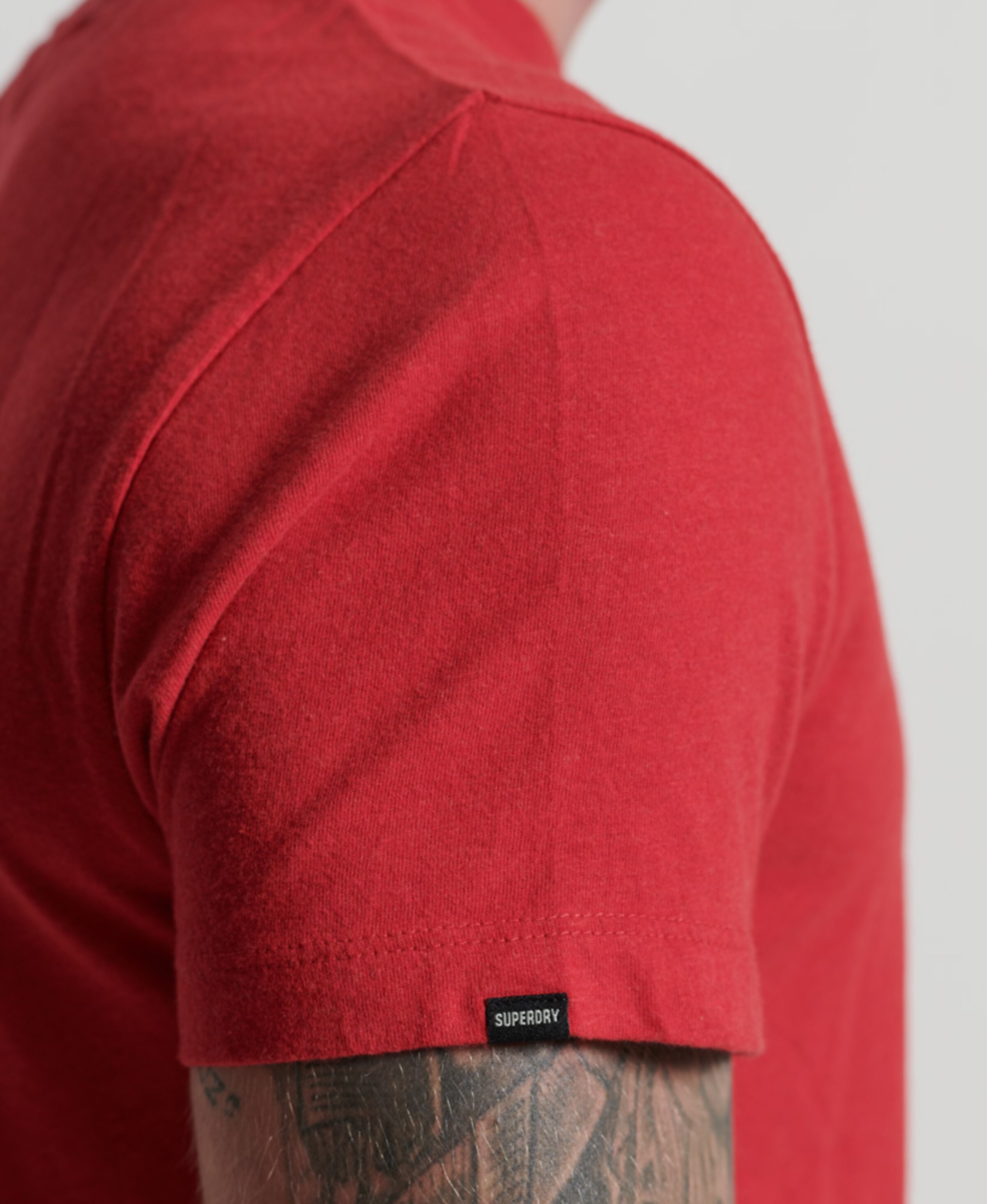 Männer Shirts Superdry SUPERDRY Mikrostrukturiertes T-Shirt aus Bio-Baumwolle mit Stickerei in Dunkelrot - WR93277 Männer Shirts Superdry SUPERDRY Mikrostrukturiertes T-Shirt aus Bio-Baumwolle mit Stickerei in Dunkelrot - WR93277