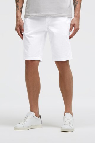 CMPD Regular Chino Pants in White: front