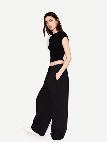 Bershka Тениска в черно